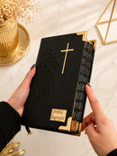 Combo Bíblia Courino Preto Leão e Cruz + Placa Média + Cartela de Índices