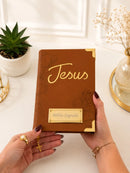 Combo Bíblia Courino Caramelo Floral com Nome + Cartela de índices + Placa Grande