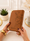 Combo Bíblia Courino Caramelo Floral com Nome + Cartela de índices + Placa Grande